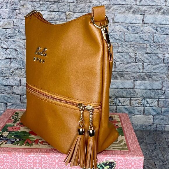 Loulu Beige Tote Bag NWOT Converts to Crossbody Bag Strap Included - Picture 2 of 8